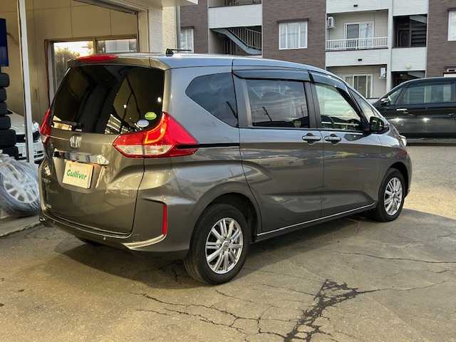 ホンダ フリード G ホンダセンシング 道東・釧路十勝 2021(令3)年 4.3万km スーパープラチナグレーメタリック ４WD/ホンダセンシング/純正ナビ(VXM-214VFi)/CD/DVD/BT/MSV/フルセグTV/バックカメラ/両側パワースライドドア/レーダークルーズコントロール/デアイサー /前席パワーシート/ミラーヒーター/ドライブレコーダー/LEDヘッドライト/ビルトインETC/ステアリモコン/社外アルミ付冬タイヤ積込