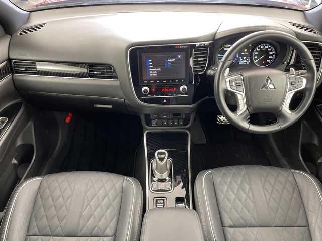 三菱 アウトランダー ＰＨＥＶ Sエディション 道央・札幌 2020(令2)年 0.9万km アメジストブラック/レッドM ・４WD  /サンルーフ/・衝突被害軽減ブレーキ/・レーンキープアシスト/・純正　ナビ/・Bluetooth/USB/フルセグTV/・アラウンドビューモニター/・パドルシフト/・レザーシート/前席シートヒーター/・ステアリングヒーター/・前席パワーシート/・パワーバックドア/・LEDオートライト/・オートマチックハイビーム/・スマートキー/・レーダークルーズコントロール/・横滑り防止装置/・盗難防止装置/・ETC/・ABS/・AC1500W