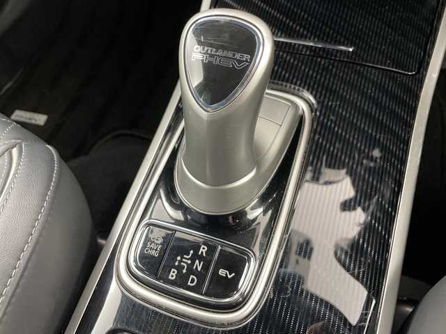 三菱 アウトランダー ＰＨＥＶ Sエディション 道央・札幌 2020(令2)年 0.9万km アメジストブラック/レッドM ・４WD  /サンルーフ/・衝突被害軽減ブレーキ/・レーンキープアシスト/・純正　ナビ/・Bluetooth/USB/フルセグTV/・アラウンドビューモニター/・パドルシフト/・レザーシート/前席シートヒーター/・ステアリングヒーター/・前席パワーシート/・パワーバックドア/・LEDオートライト/・オートマチックハイビーム/・スマートキー/・レーダークルーズコントロール/・横滑り防止装置/・盗難防止装置/・ETC/・ABS/・AC1500W