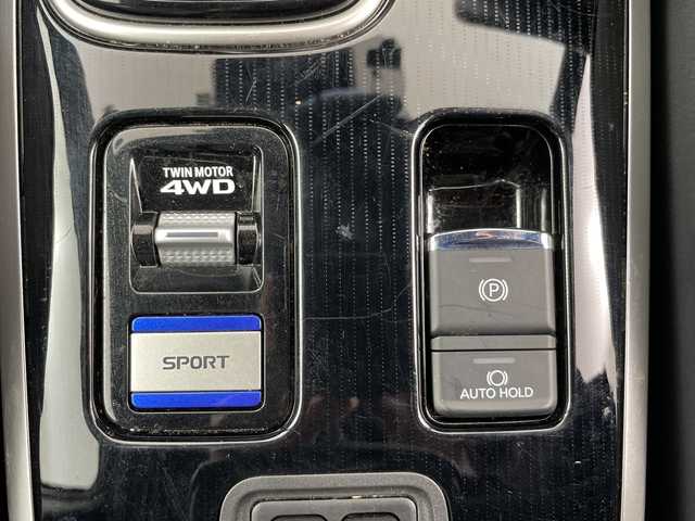 三菱 アウトランダー ＰＨＥＶ Sエディション 道央・札幌 2020(令2)年 0.9万km アメジストブラック/レッドM ・４WD  /サンルーフ/・衝突被害軽減ブレーキ/・レーンキープアシスト/・純正　ナビ/・Bluetooth/USB/フルセグTV/・アラウンドビューモニター/・パドルシフト/・レザーシート/前席シートヒーター/・ステアリングヒーター/・前席パワーシート/・パワーバックドア/・LEDオートライト/・オートマチックハイビーム/・スマートキー/・レーダークルーズコントロール/・横滑り防止装置/・盗難防止装置/・ETC/・ABS/・AC1500W