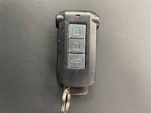 三菱 アウトランダー ＰＨＥＶ Sエディション 道央・札幌 2020(令2)年 0.9万km アメジストブラック/レッドM ・４WD  /サンルーフ/・衝突被害軽減ブレーキ/・レーンキープアシスト/・純正　ナビ/・Bluetooth/USB/フルセグTV/・アラウンドビューモニター/・パドルシフト/・レザーシート/前席シートヒーター/・ステアリングヒーター/・前席パワーシート/・パワーバックドア/・LEDオートライト/・オートマチックハイビーム/・スマートキー/・レーダークルーズコントロール/・横滑り防止装置/・盗難防止装置/・ETC/・ABS/・AC1500W