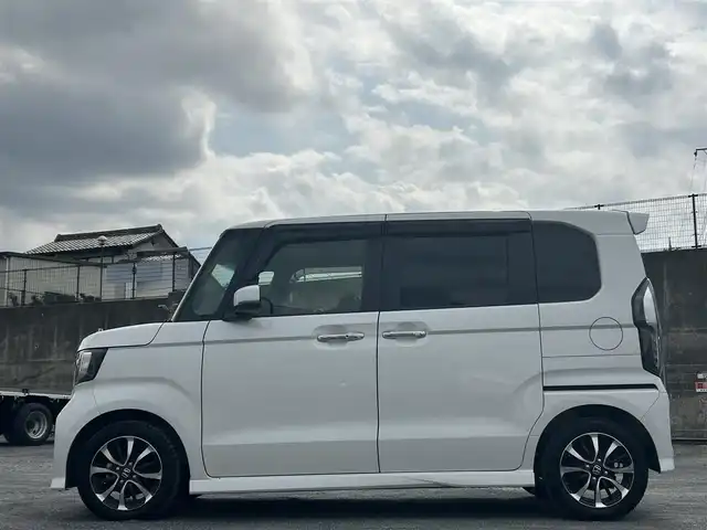 ホンダ Ｎ ＢＯＸ カスタム G L ホンダセンシング 埼玉県 2018(平30)年 4.6万km プラチナホワイトパール ・ワンオーナー/・外部検査済み/・純正ナビゲーション/・CD/DVD/Bluetooth/・バックカメラ/・追従クルーズコントロール/・レーダーブレーキ/・レーンキープ/・両側電動スライドドア/・革調シートカバー/・LEDヘッドライト/・コーナーセンサー/・スリップコントロール/・フロアマット/・ドアバイザー/・ドライブレコーダー/・ビルトインETC/・スマートキー/・スペアキー/・新車保証書/・取扱説明書