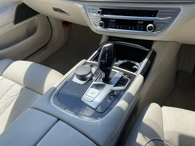 ＢＭＷ ７４０ｉ Mスポーツ 福岡県 2018(平30)年 2.6万km サファイアブラックP アダプティブクルーズコントロール/インテリジェントセーフティ/白革シート/前席エアシート/全席シートヒーター/純正ナビ/フルセグTV/Bluetooth/全方位カメラ/LEDライト/オートハイビーム/パワーバックドア　/オートワイパー　/ステアリングスイッチ/パドルシフト/ドライブレコーダー/純正20インチアルミホイール/ミラー一体型ETC