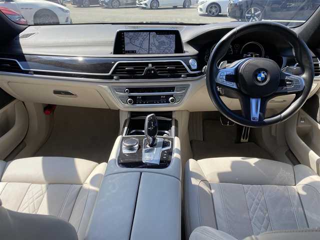 ＢＭＷ ７４０ｉ Mスポーツ 福岡県 2018(平30)年 2.6万km サファイアブラックP アダプティブクルーズコントロール/インテリジェントセーフティ/白革シート/前席エアシート/全席シートヒーター/純正ナビ/フルセグTV/Bluetooth/全方位カメラ/LEDライト/オートハイビーム/パワーバックドア　/オートワイパー　/ステアリングスイッチ/パドルシフト/ドライブレコーダー/純正20インチアルミホイール/ミラー一体型ETC