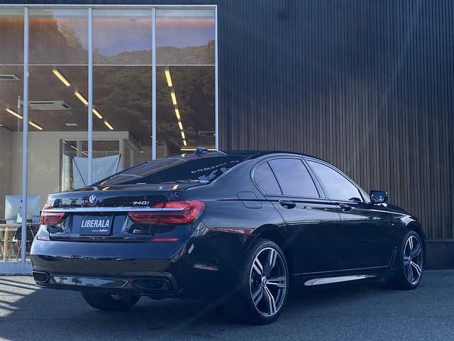 ＢＭＷ ７４０ｉ Mスポーツ 福岡県 2018(平30)年 2.6万km サファイアブラックP アダプティブクルーズコントロール/インテリジェントセーフティ/白革シート/前席エアシート/全席シートヒーター/純正ナビ/フルセグTV/Bluetooth/全方位カメラ/LEDライト/オートハイビーム/パワーバックドア　/オートワイパー　/ステアリングスイッチ/パドルシフト/ドライブレコーダー/純正20インチアルミホイール/ミラー一体型ETC