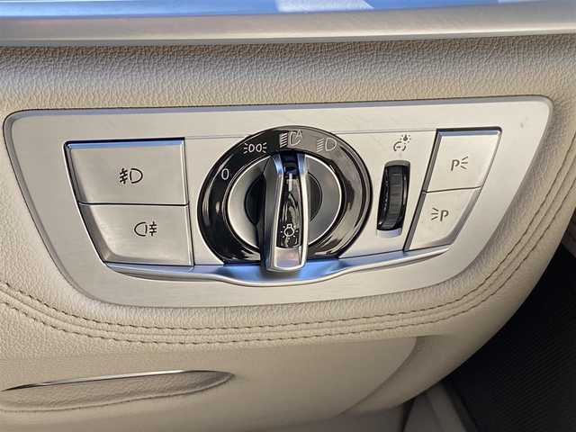 ＢＭＷ ７４０ｉ Mスポーツ 福岡県 2018(平30)年 2.6万km サファイアブラックP アダプティブクルーズコントロール/インテリジェントセーフティ/白革シート/前席エアシート/全席シートヒーター/純正ナビ/フルセグTV/Bluetooth/全方位カメラ/LEDライト/オートハイビーム/パワーバックドア　/オートワイパー　/ステアリングスイッチ/パドルシフト/ドライブレコーダー/純正20インチアルミホイール/ミラー一体型ETC