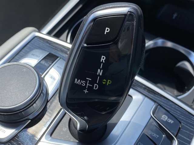 ＢＭＷ ７４０ｉ Mスポーツ 福岡県 2018(平30)年 2.6万km サファイアブラックP アダプティブクルーズコントロール/インテリジェントセーフティ/白革シート/前席エアシート/全席シートヒーター/純正ナビ/フルセグTV/Bluetooth/全方位カメラ/LEDライト/オートハイビーム/パワーバックドア　/オートワイパー　/ステアリングスイッチ/パドルシフト/ドライブレコーダー/純正20インチアルミホイール/ミラー一体型ETC