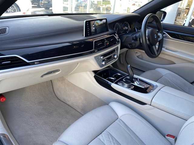 ＢＭＷ ７４０ｉ Mスポーツ 福岡県 2018(平30)年 2.6万km サファイアブラックP アダプティブクルーズコントロール/インテリジェントセーフティ/白革シート/前席エアシート/全席シートヒーター/純正ナビ/フルセグTV/Bluetooth/全方位カメラ/LEDライト/オートハイビーム/パワーバックドア　/オートワイパー　/ステアリングスイッチ/パドルシフト/ドライブレコーダー/純正20インチアルミホイール/ミラー一体型ETC