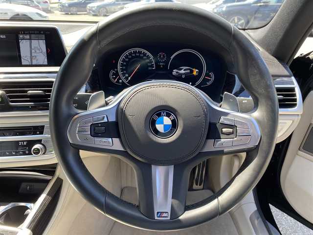 ＢＭＷ ７４０ｉ Mスポーツ 福岡県 2018(平30)年 2.6万km サファイアブラックP アダプティブクルーズコントロール/インテリジェントセーフティ/白革シート/前席エアシート/全席シートヒーター/純正ナビ/フルセグTV/Bluetooth/全方位カメラ/LEDライト/オートハイビーム/パワーバックドア　/オートワイパー　/ステアリングスイッチ/パドルシフト/ドライブレコーダー/純正20インチアルミホイール/ミラー一体型ETC
