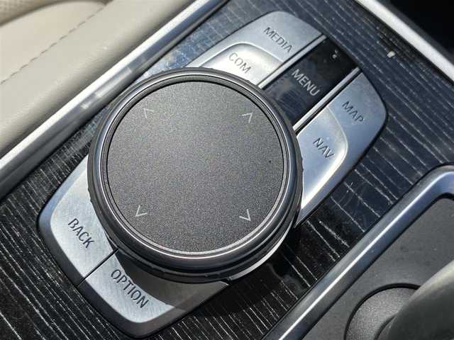 ＢＭＷ ７４０ｉ Mスポーツ 福岡県 2018(平30)年 2.6万km サファイアブラックP アダプティブクルーズコントロール/インテリジェントセーフティ/白革シート/前席エアシート/全席シートヒーター/純正ナビ/フルセグTV/Bluetooth/全方位カメラ/LEDライト/オートハイビーム/パワーバックドア　/オートワイパー　/ステアリングスイッチ/パドルシフト/ドライブレコーダー/純正20インチアルミホイール/ミラー一体型ETC