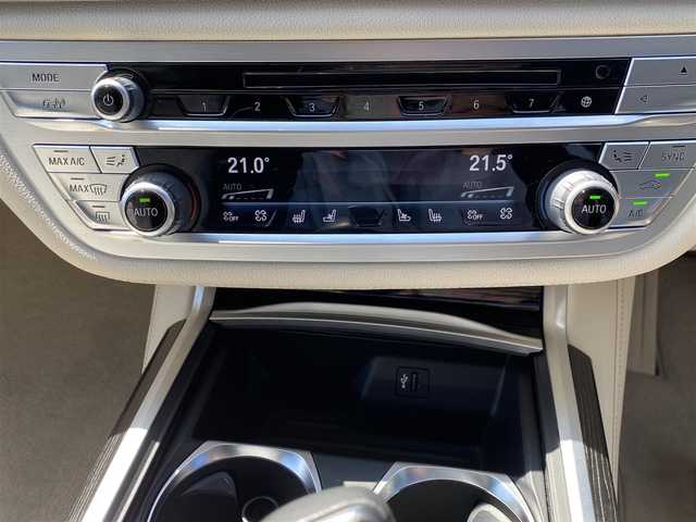 ＢＭＷ ７４０ｉ Mスポーツ 福岡県 2018(平30)年 2.6万km サファイアブラックP アダプティブクルーズコントロール/インテリジェントセーフティ/白革シート/前席エアシート/全席シートヒーター/純正ナビ/フルセグTV/Bluetooth/全方位カメラ/LEDライト/オートハイビーム/パワーバックドア　/オートワイパー　/ステアリングスイッチ/パドルシフト/ドライブレコーダー/純正20インチアルミホイール/ミラー一体型ETC