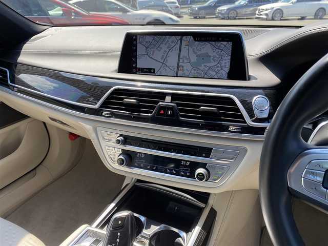 ＢＭＷ ７４０ｉ Mスポーツ 福岡県 2018(平30)年 2.6万km サファイアブラックP アダプティブクルーズコントロール/インテリジェントセーフティ/白革シート/前席エアシート/全席シートヒーター/純正ナビ/フルセグTV/Bluetooth/全方位カメラ/LEDライト/オートハイビーム/パワーバックドア　/オートワイパー　/ステアリングスイッチ/パドルシフト/ドライブレコーダー/純正20インチアルミホイール/ミラー一体型ETC