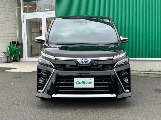 トヨタ ヴォクシー ハイブリッド ZS 煌Ⅲ 宮城県 2022(令4)年 5.3万km ブラック 地図SD未到着・要確認/セーフティセンス/・プリクラッシュセーフティ/・レーンディパーチャーアラート/・オートマチックハイビーム/・先行車発進お知らせ機能/クリアランスソナー/純正フリップダウンモニター/純正ナビ/・CD/DVD/・Bluetooth/・フルセグTV/バックカメラ/ドライブレコーダー/ビルトインETC/シートヒーター(D＋N席)/両側パワースライドドア/革巻きステアリング/クルーズコントロール/ステアリングスイッチ/デュアルオートエアコン(ナノイー)/ドライブセレクト/ハーフレザーシート/プッシュスタート＆スマートキー/ウインカー付き電動格納ミラー/ドアバイザー/スペアキー/LEDヘッドライト/フォグランプ/純正フロアマット/純正16インチナビ