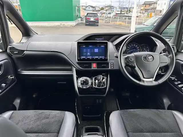 トヨタ ヴォクシー ハイブリッド ZS 煌Ⅲ 宮城県 2022(令4)年 5.3万km ブラック 地図SD未到着・要確認/セーフティセンス/・プリクラッシュセーフティ/・レーンディパーチャーアラート/・オートマチックハイビーム/・先行車発進お知らせ機能/クリアランスソナー/純正フリップダウンモニター/純正ナビ/・CD/DVD/・Bluetooth/・フルセグTV/バックカメラ/ドライブレコーダー/ビルトインETC/シートヒーター(D＋N席)/両側パワースライドドア/革巻きステアリング/クルーズコントロール/ステアリングスイッチ/デュアルオートエアコン(ナノイー)/ドライブセレクト/ハーフレザーシート/プッシュスタート＆スマートキー/ウインカー付き電動格納ミラー/ドアバイザー/スペアキー/LEDヘッドライト/フォグランプ/純正フロアマット/純正16インチナビ