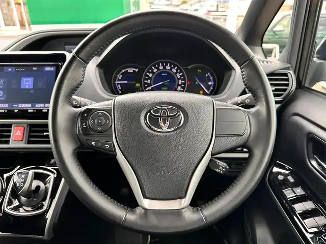 トヨタ ヴォクシー ハイブリッド ZS 煌Ⅲ 宮城県 2022(令4)年 5.3万km ブラック 地図SD未到着・要確認/セーフティセンス/・プリクラッシュセーフティ/・レーンディパーチャーアラート/・オートマチックハイビーム/・先行車発進お知らせ機能/クリアランスソナー/純正フリップダウンモニター/純正ナビ/・CD/DVD/・Bluetooth/・フルセグTV/バックカメラ/ドライブレコーダー/ビルトインETC/シートヒーター(D＋N席)/両側パワースライドドア/革巻きステアリング/クルーズコントロール/ステアリングスイッチ/デュアルオートエアコン(ナノイー)/ドライブセレクト/ハーフレザーシート/プッシュスタート＆スマートキー/ウインカー付き電動格納ミラー/ドアバイザー/スペアキー/LEDヘッドライト/フォグランプ/純正フロアマット/純正16インチナビ