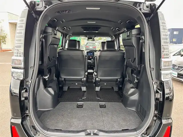 トヨタ ヴォクシー ハイブリッド ZS 煌Ⅲ 宮城県 2022(令4)年 5.3万km ブラック 地図SD未到着・要確認/セーフティセンス/・プリクラッシュセーフティ/・レーンディパーチャーアラート/・オートマチックハイビーム/・先行車発進お知らせ機能/クリアランスソナー/純正フリップダウンモニター/純正ナビ/・CD/DVD/・Bluetooth/・フルセグTV/バックカメラ/ドライブレコーダー/ビルトインETC/シートヒーター(D＋N席)/両側パワースライドドア/革巻きステアリング/クルーズコントロール/ステアリングスイッチ/デュアルオートエアコン(ナノイー)/ドライブセレクト/ハーフレザーシート/プッシュスタート＆スマートキー/ウインカー付き電動格納ミラー/ドアバイザー/スペアキー/LEDヘッドライト/フォグランプ/純正フロアマット/純正16インチナビ