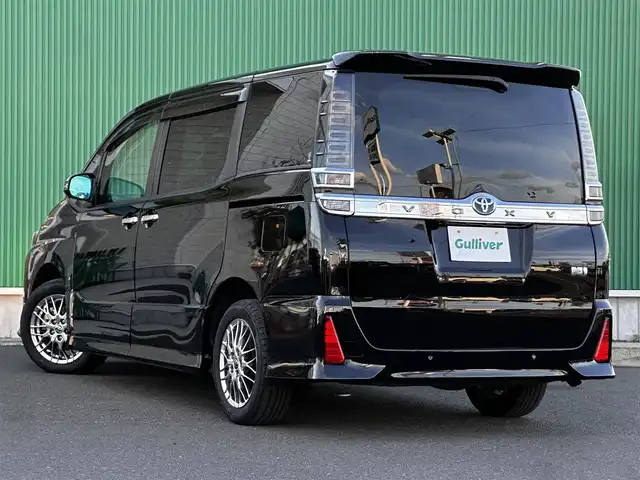 トヨタ ヴォクシー ハイブリッド ZS 煌Ⅲ 宮城県 2022(令4)年 5.3万km ブラック 地図SD未到着・要確認/セーフティセンス/・プリクラッシュセーフティ/・レーンディパーチャーアラート/・オートマチックハイビーム/・先行車発進お知らせ機能/クリアランスソナー/純正フリップダウンモニター/純正ナビ/・CD/DVD/・Bluetooth/・フルセグTV/バックカメラ/ドライブレコーダー/ビルトインETC/シートヒーター(D＋N席)/両側パワースライドドア/革巻きステアリング/クルーズコントロール/ステアリングスイッチ/デュアルオートエアコン(ナノイー)/ドライブセレクト/ハーフレザーシート/プッシュスタート＆スマートキー/ウインカー付き電動格納ミラー/ドアバイザー/スペアキー/LEDヘッドライト/フォグランプ/純正フロアマット/純正16インチナビ