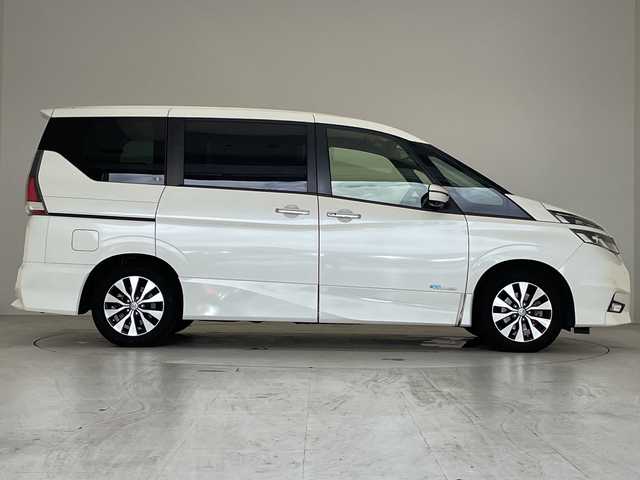 日産 セレナ ハイウェイスター G 愛知県 2017(平29)年 4.7万km ブリリアントホワイトパール プロパイロット/純正9型ナビ/フリップダウンモニター/全方位カメラ/両側パワースライドドア/クルーズコントロール/バックカメラ/コーナーセンサー/純正アルミホイール/LEDヘッドライト/オートライト/ドライブレコーダー/ETC/衝突軽減システム/フルセグ/CD DVD/Bluetooth/ステアリングスイッチ/スマートキー/プッシュスタート