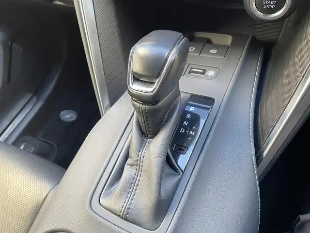 トヨタ ハリアー Z レザーパッケージ 道央・札幌 2021(令3)年 4.7万km ホワイトパールクリスタルシャイン ワンオーナー/４WD/純正HDDナビ(AM/FM/BT/USB)/フルセグ（走行中視聴可能）/バックカメラ/ウィンカーミラー/ステアリングリモコン/ステアリングヒーター/クルーズコントロール（追従走行あり）/ドアバイザー/プッシュスタート/ETC2.0（ビルトイン）/パワーバックドア/シートヒーター（運転席/助手席）/エアシート（運転席/助手席）/パワーシート（運転席/助助手席）/オートライト/オートマチックハイビーム/フォグランプ/オートブレーキホールド/コーナーセンサー/横滑り防止装置/衝突軽減ブレーキ/レーンキープアシスト/盗難防止装置/積込夏タイヤ（純正AW.225/55R19.20年製溝4ｍｍ）