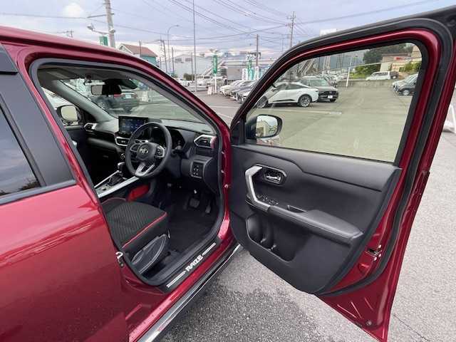 トヨタ ライズ Z 静岡県 2022(令4)年 2.3万km ファイアークォーツレッドM ●純正9インチナビ/(フルセグ/CD/DVD/Bluetooth)/(デンソーテン/NSZT-Y68T)/●前席シートヒーター/●バックカメラ/●レーダークルーズコントロール/●ブラインドスポットモニター/●プリクラッシュセーフティ/●レーンキープアシスト/●後方クリアランスソナー/●電動パーキングブレーキ/●オートブレーキホールド/●LEDヘッドライト＆フォグランプ/●オートライト/●革巻きステアリング/●ステアリングスイッチ/●ETC2.0/●電動格納ウィンカーミラー/●スマートキー/●プッシュスタート/●ドアバイザー/●純正フロアマット/●純正17インチアルミホイール/●W＋サイドSRS＋ABS/●車両取扱説明書/●ナビ取扱説明書