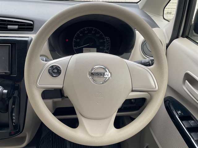 日産 デイズ J 滋賀県 2018(平30)年 4万km ホワイト 社外7インチナビ【AVN138M】/（AM/FM/ワンセグ/CD/DVD/USB）/ドライブレコーダー付きデジタルインナーミラー/バックカメラ/踏み間違い防止アシスト/ブレーキアシスト/プリクラッシュブレーキアシスト/ヒルスタート（坂道発進）アシスト/VDC（ビークルダイナミクスコントロール）/ABS（アンチロックブレーキシステム）/電動格納ミラー/ステアリングスイッチ/ハロゲンヘッドライト/マニュアルエアコン/リモコンキー