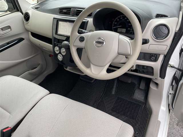 日産 デイズ J 滋賀県 2018(平30)年 4万km ホワイト 社外7インチナビ【AVN138M】/（AM/FM/ワンセグ/CD/DVD/USB）/ドライブレコーダー付きデジタルインナーミラー/バックカメラ/踏み間違い防止アシスト/ブレーキアシスト/プリクラッシュブレーキアシスト/ヒルスタート（坂道発進）アシスト/VDC（ビークルダイナミクスコントロール）/ABS（アンチロックブレーキシステム）/電動格納ミラー/ステアリングスイッチ/ハロゲンヘッドライト/マニュアルエアコン/リモコンキー