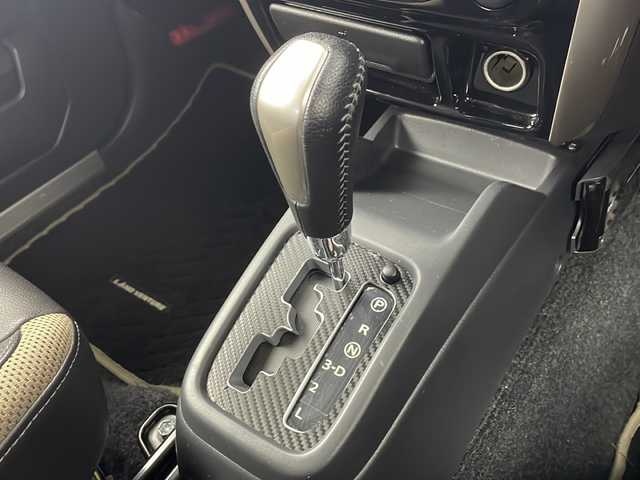 スズキ ジムニー ランドベンチャー 愛知県 2018(平30)年 3.3万km クールカーキPM /禁煙車//JB23最終型・特別仕様車”ランドベンチャー”//カロッツェリアサイバーナビ(AVIC-CZ902)//フルセグTV//バックカメラ//ETC//TANIGUCHI ソルブ3インチアップキット//TANIGUCHI HKSコラボクワイエットマフラー//RV-inno ルーフキャリア&ボックス//ROADWIN マッドガード//MRS エアクリ&エアクリチャンバー//SAMCO ターボパイプ//ハロゲンヘッドライト//専用合皮シート//運転席シートヒーター//革巻きステアリング//ステアリングスイッチ//純正16インチアルミホイール//BFgoodrichオールテレインタイヤ//キーレスキー