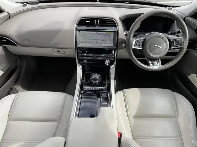 ジャガー ＸＥ XE プレステージ 群馬県 2019(平31)年 6.3万km 黒 4WD/ディーゼルターボ車/純正メーカーマルチナビ/（CD/DVD/MSV/SD/Bluetooth/フルセグ）/バックカメラ/MERIDIANプレミアムサウンドシステム/パドルシフト/ステアリングリモコン/アクティブセーフティパック/・ブラインドスポットアシスト/・レーンキープアシスト/・ドライバーコンディションモニター/パワートランク/ベージュ革シート/パワーシート/シートヒーター/コーナーセンサー/前後ドライブレコーダー/保証書/取扱説明書/スペアキー