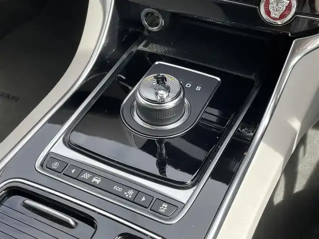 ジャガー ＸＥ XE プレステージ 群馬県 2019(平31)年 6.3万km 黒 4WD/ディーゼルターボ車/純正メーカーマルチナビ/（CD/DVD/MSV/SD/Bluetooth/フルセグ）/バックカメラ/MERIDIANプレミアムサウンドシステム/パドルシフト/ステアリングリモコン/アクティブセーフティパック/・ブラインドスポットアシスト/・レーンキープアシスト/・ドライバーコンディションモニター/パワートランク/ベージュ革シート/パワーシート/シートヒーター/コーナーセンサー/前後ドライブレコーダー/保証書/取扱説明書/スペアキー