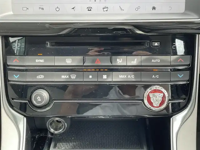 ジャガー ＸＥ XE プレステージ 群馬県 2019(平31)年 6.3万km 黒 4WD/ディーゼルターボ車/純正メーカーマルチナビ/（CD/DVD/MSV/SD/Bluetooth/フルセグ）/バックカメラ/MERIDIANプレミアムサウンドシステム/パドルシフト/ステアリングリモコン/アクティブセーフティパック/・ブラインドスポットアシスト/・レーンキープアシスト/・ドライバーコンディションモニター/パワートランク/ベージュ革シート/パワーシート/シートヒーター/コーナーセンサー/前後ドライブレコーダー/保証書/取扱説明書/スペアキー