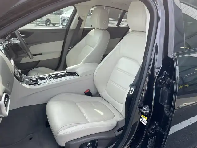 ジャガー ＸＥ XE プレステージ 群馬県 2019(平31)年 6.3万km 黒 4WD/ディーゼルターボ車/純正メーカーマルチナビ/（CD/DVD/MSV/SD/Bluetooth/フルセグ）/バックカメラ/MERIDIANプレミアムサウンドシステム/パドルシフト/ステアリングリモコン/アクティブセーフティパック/・ブラインドスポットアシスト/・レーンキープアシスト/・ドライバーコンディションモニター/パワートランク/ベージュ革シート/パワーシート/シートヒーター/コーナーセンサー/前後ドライブレコーダー/保証書/取扱説明書/スペアキー