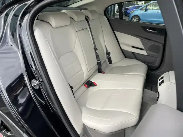 ジャガー ＸＥ XE プレステージ 群馬県 2019(平31)年 6.3万km 黒 4WD/ディーゼルターボ車/純正メーカーマルチナビ/（CD/DVD/MSV/SD/Bluetooth/フルセグ）/バックカメラ/MERIDIANプレミアムサウンドシステム/パドルシフト/ステアリングリモコン/アクティブセーフティパック/・ブラインドスポットアシスト/・レーンキープアシスト/・ドライバーコンディションモニター/パワートランク/ベージュ革シート/パワーシート/シートヒーター/コーナーセンサー/前後ドライブレコーダー/保証書/取扱説明書/スペアキー