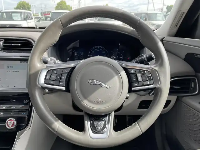 ジャガー ＸＥ XE プレステージ 群馬県 2019(平31)年 6.3万km 黒 4WD/ディーゼルターボ車/純正メーカーマルチナビ/（CD/DVD/MSV/SD/Bluetooth/フルセグ）/バックカメラ/MERIDIANプレミアムサウンドシステム/パドルシフト/ステアリングリモコン/アクティブセーフティパック/・ブラインドスポットアシスト/・レーンキープアシスト/・ドライバーコンディションモニター/パワートランク/ベージュ革シート/パワーシート/シートヒーター/コーナーセンサー/前後ドライブレコーダー/保証書/取扱説明書/スペアキー