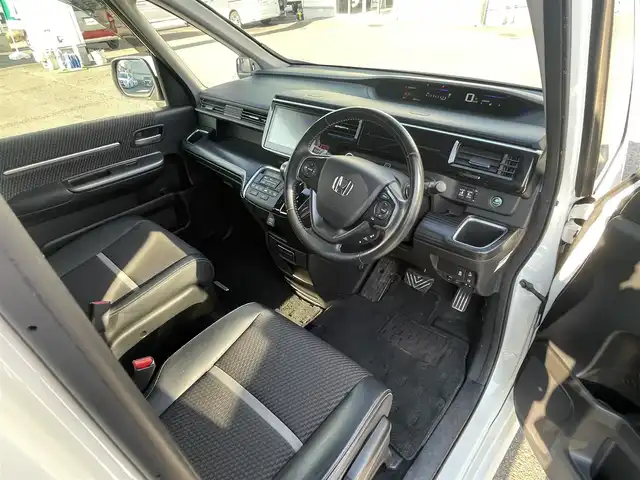 ホンダ ステップワゴン スパーダ クールスピリット 静岡県 2017(平29)年 8.6万km ホワイトオーキッドパール ワンオーナー/ホンダセンシング/・衝突軽減ブレーキ（CMBS）/・踏み間違い衝突軽減システム/・歩行者事故低減ステアリング/・路外逸脱抑制機能/・先行車発進お知らせ機能/・標識認識機能/・渋滞追従機能付アダプティブクルーズコントロール（ACC）/・トラフィックジャムアシスト（渋滞運転支援機能）/・車線維持支援システム（LKAS）/両側パワースライドドア/フリップダウンモニター/純正メモリナビ/・フルセグ/Bluetooth/SD/CD/DVD/バックカメラ/ステアリングリモコン/前席シートヒーター/カーテンエアバック/パドルシフト/2列目サンシェード/2列目シートバックテーブル/ドアバイザー/ＥＴＣ/純正フロアマット/純正１７インチＡＷ/新車時保証書/取扱説明書