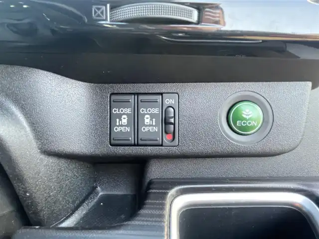 ホンダ ステップワゴン スパーダ クールスピリット 静岡県 2017(平29)年 8.6万km ホワイトオーキッドパール ワンオーナー/ホンダセンシング/・衝突軽減ブレーキ（CMBS）/・踏み間違い衝突軽減システム/・歩行者事故低減ステアリング/・路外逸脱抑制機能/・先行車発進お知らせ機能/・標識認識機能/・渋滞追従機能付アダプティブクルーズコントロール（ACC）/・トラフィックジャムアシスト（渋滞運転支援機能）/・車線維持支援システム（LKAS）/両側パワースライドドア/フリップダウンモニター/純正メモリナビ/・フルセグ/Bluetooth/SD/CD/DVD/バックカメラ/ステアリングリモコン/前席シートヒーター/カーテンエアバック/パドルシフト/2列目サンシェード/2列目シートバックテーブル/ドアバイザー/ＥＴＣ/純正フロアマット/純正１７インチＡＷ/新車時保証書/取扱説明書