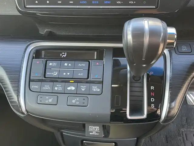 ホンダ ステップワゴン スパーダ クールスピリット 静岡県 2017(平29)年 8.6万km ホワイトオーキッドパール ワンオーナー/ホンダセンシング/・衝突軽減ブレーキ（CMBS）/・踏み間違い衝突軽減システム/・歩行者事故低減ステアリング/・路外逸脱抑制機能/・先行車発進お知らせ機能/・標識認識機能/・渋滞追従機能付アダプティブクルーズコントロール（ACC）/・トラフィックジャムアシスト（渋滞運転支援機能）/・車線維持支援システム（LKAS）/両側パワースライドドア/フリップダウンモニター/純正メモリナビ/・フルセグ/Bluetooth/SD/CD/DVD/バックカメラ/ステアリングリモコン/前席シートヒーター/カーテンエアバック/パドルシフト/2列目サンシェード/2列目シートバックテーブル/ドアバイザー/ＥＴＣ/純正フロアマット/純正１７インチＡＷ/新車時保証書/取扱説明書