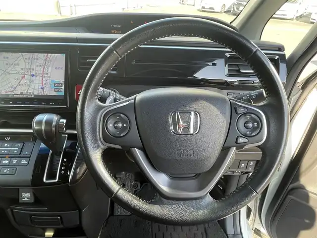 ホンダ ステップワゴン スパーダ クールスピリット 静岡県 2017(平29)年 8.6万km ホワイトオーキッドパール ワンオーナー/ホンダセンシング/・衝突軽減ブレーキ（CMBS）/・踏み間違い衝突軽減システム/・歩行者事故低減ステアリング/・路外逸脱抑制機能/・先行車発進お知らせ機能/・標識認識機能/・渋滞追従機能付アダプティブクルーズコントロール（ACC）/・トラフィックジャムアシスト（渋滞運転支援機能）/・車線維持支援システム（LKAS）/両側パワースライドドア/フリップダウンモニター/純正メモリナビ/・フルセグ/Bluetooth/SD/CD/DVD/バックカメラ/ステアリングリモコン/前席シートヒーター/カーテンエアバック/パドルシフト/2列目サンシェード/2列目シートバックテーブル/ドアバイザー/ＥＴＣ/純正フロアマット/純正１７インチＡＷ/新車時保証書/取扱説明書