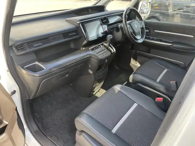 ホンダ ステップワゴン スパーダ クールスピリット 静岡県 2017(平29)年 8.6万km ホワイトオーキッドパール ワンオーナー/ホンダセンシング/・衝突軽減ブレーキ（CMBS）/・踏み間違い衝突軽減システム/・歩行者事故低減ステアリング/・路外逸脱抑制機能/・先行車発進お知らせ機能/・標識認識機能/・渋滞追従機能付アダプティブクルーズコントロール（ACC）/・トラフィックジャムアシスト（渋滞運転支援機能）/・車線維持支援システム（LKAS）/両側パワースライドドア/フリップダウンモニター/純正メモリナビ/・フルセグ/Bluetooth/SD/CD/DVD/バックカメラ/ステアリングリモコン/前席シートヒーター/カーテンエアバック/パドルシフト/2列目サンシェード/2列目シートバックテーブル/ドアバイザー/ＥＴＣ/純正フロアマット/純正１７インチＡＷ/新車時保証書/取扱説明書