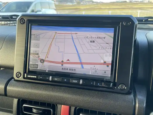 スズキ ジムニー XC 鳥取県 2023(令5)年 2.3万km キネティックイエロー/ブラック ４WD　ターボ/ツートンカラー/ルーフブラック/ワンオーナー/社外８型ナビ／ＴＶ／ＤＶＤ／ＣＤ／ＢＴ/フロント／バックカメラ/MotorFarm３インチリフトＵＰキット/・FARMスプリング/アブショーバー/・ステンレスラテラルロット/・キャスター＾補正ブッシュ/・50ｍｍ延長ブレーキホース/社外２本出しマフラー/カロッツエリアスピーカー/ツイーター/TOYOオープンカントリー/ルーフラック/リヤラダー/サイドステップ/ボンネット/バックドアダンパー交換/ボンネットバイザー/グリル内LEDデイライト/（通常時：ホワイト　ライト点灯時：オレンジ）/C.Llinkシリコンインテークホース/社外アルミスタットレスセット/（タイヤ残溝　９部山）/３Driveスロットルコントロール/衝突軽減ブレーキ/クルーズコントロール/ＬＥＤヘットライト/プッシュスタート/スマートキーｘ２/純正パーツ積込