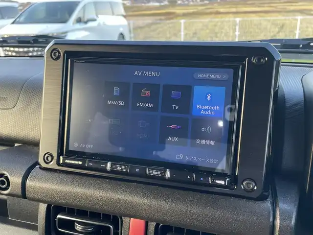 スズキ ジムニー XC 鳥取県 2023(令5)年 2.3万km キネティックイエロー/ブラック ４WD　ターボ/ツートンカラー/ルーフブラック/ワンオーナー/社外８型ナビ／ＴＶ／ＤＶＤ／ＣＤ／ＢＴ/フロント／バックカメラ/MotorFarm３インチリフトＵＰキット/・FARMスプリング/アブショーバー/・ステンレスラテラルロット/・キャスター＾補正ブッシュ/・50ｍｍ延長ブレーキホース/社外２本出しマフラー/カロッツエリアスピーカー/ツイーター/TOYOオープンカントリー/ルーフラック/リヤラダー/サイドステップ/ボンネット/バックドアダンパー交換/ボンネットバイザー/グリル内LEDデイライト/（通常時：ホワイト　ライト点灯時：オレンジ）/C.Llinkシリコンインテークホース/社外アルミスタットレスセット/（タイヤ残溝　９部山）/３Driveスロットルコントロール/衝突軽減ブレーキ/クルーズコントロール/ＬＥＤヘットライト/プッシュスタート/スマートキーｘ２/純正パーツ積込