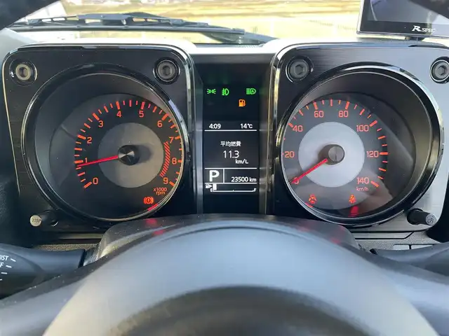 スズキ ジムニー XC 鳥取県 2023(令5)年 2.3万km キネティックイエロー/ブラック ４WD　ターボ/ツートンカラー/ルーフブラック/ワンオーナー/社外８型ナビ／ＴＶ／ＤＶＤ／ＣＤ／ＢＴ/フロント／バックカメラ/MotorFarm３インチリフトＵＰキット/・FARMスプリング/アブショーバー/・ステンレスラテラルロット/・キャスター＾補正ブッシュ/・50ｍｍ延長ブレーキホース/社外２本出しマフラー/カロッツエリアスピーカー/ツイーター/TOYOオープンカントリー/ルーフラック/リヤラダー/サイドステップ/ボンネット/バックドアダンパー交換/ボンネットバイザー/グリル内LEDデイライト/（通常時：ホワイト　ライト点灯時：オレンジ）/C.Llinkシリコンインテークホース/社外アルミスタットレスセット/（タイヤ残溝　９部山）/３Driveスロットルコントロール/衝突軽減ブレーキ/クルーズコントロール/ＬＥＤヘットライト/プッシュスタート/スマートキーｘ２/純正パーツ積込