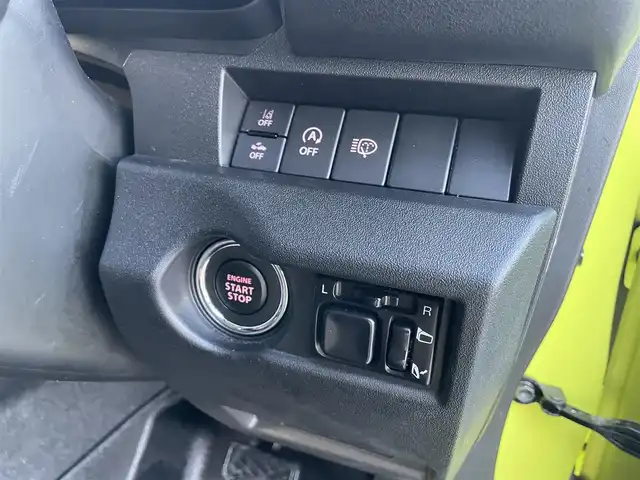 スズキ ジムニー XC 鳥取県 2023(令5)年 2.3万km キネティックイエロー/ブラック ４WD　ターボ/ツートンカラー/ルーフブラック/ワンオーナー/社外８型ナビ／ＴＶ／ＤＶＤ／ＣＤ／ＢＴ/フロント／バックカメラ/MotorFarm３インチリフトＵＰキット/・FARMスプリング/アブショーバー/・ステンレスラテラルロット/・キャスター＾補正ブッシュ/・50ｍｍ延長ブレーキホース/社外２本出しマフラー/カロッツエリアスピーカー/ツイーター/TOYOオープンカントリー/ルーフラック/リヤラダー/サイドステップ/ボンネット/バックドアダンパー交換/ボンネットバイザー/グリル内LEDデイライト/（通常時：ホワイト　ライト点灯時：オレンジ）/C.Llinkシリコンインテークホース/社外アルミスタットレスセット/（タイヤ残溝　９部山）/３Driveスロットルコントロール/衝突軽減ブレーキ/クルーズコントロール/ＬＥＤヘットライト/プッシュスタート/スマートキーｘ２/純正パーツ積込