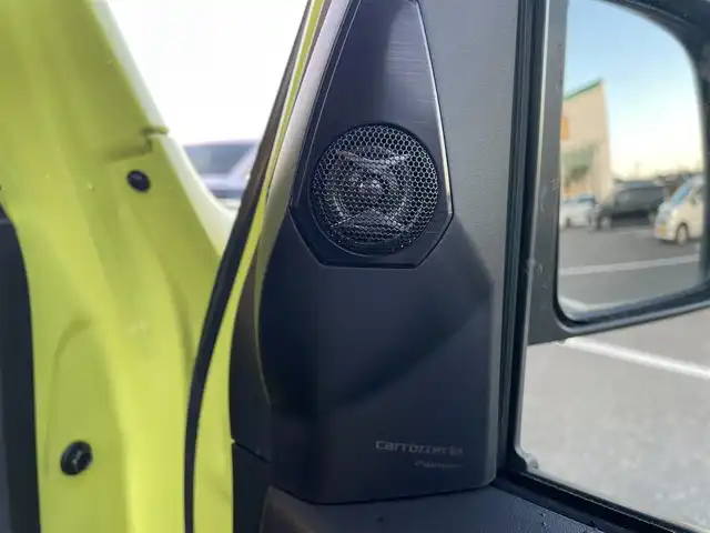 スズキ ジムニー XC 鳥取県 2023(令5)年 2.3万km キネティックイエロー/ブラック ４WD　ターボ/ツートンカラー/ルーフブラック/ワンオーナー/社外８型ナビ／ＴＶ／ＤＶＤ／ＣＤ／ＢＴ/フロント／バックカメラ/MotorFarm３インチリフトＵＰキット/・FARMスプリング/アブショーバー/・ステンレスラテラルロット/・キャスター＾補正ブッシュ/・50ｍｍ延長ブレーキホース/社外２本出しマフラー/カロッツエリアスピーカー/ツイーター/TOYOオープンカントリー/ルーフラック/リヤラダー/サイドステップ/ボンネット/バックドアダンパー交換/ボンネットバイザー/グリル内LEDデイライト/（通常時：ホワイト　ライト点灯時：オレンジ）/C.Llinkシリコンインテークホース/社外アルミスタットレスセット/（タイヤ残溝　９部山）/３Driveスロットルコントロール/衝突軽減ブレーキ/クルーズコントロール/ＬＥＤヘットライト/プッシュスタート/スマートキーｘ２/純正パーツ積込