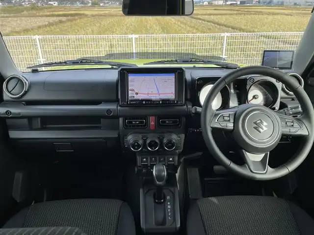 スズキ ジムニー XC 鳥取県 2023(令5)年 2.3万km キネティックイエロー/ブラック ４WD　ターボ/ツートンカラー/ルーフブラック/ワンオーナー/社外８型ナビ／ＴＶ／ＤＶＤ／ＣＤ／ＢＴ/フロント／バックカメラ/MotorFarm３インチリフトＵＰキット/・FARMスプリング/アブショーバー/・ステンレスラテラルロット/・キャスター＾補正ブッシュ/・50ｍｍ延長ブレーキホース/社外２本出しマフラー/カロッツエリアスピーカー/ツイーター/TOYOオープンカントリー/ルーフラック/リヤラダー/サイドステップ/ボンネット/バックドアダンパー交換/ボンネットバイザー/グリル内LEDデイライト/（通常時：ホワイト　ライト点灯時：オレンジ）/C.Llinkシリコンインテークホース/社外アルミスタットレスセット/（タイヤ残溝　９部山）/３Driveスロットルコントロール/衝突軽減ブレーキ/クルーズコントロール/ＬＥＤヘットライト/プッシュスタート/スマートキーｘ２/純正パーツ積込