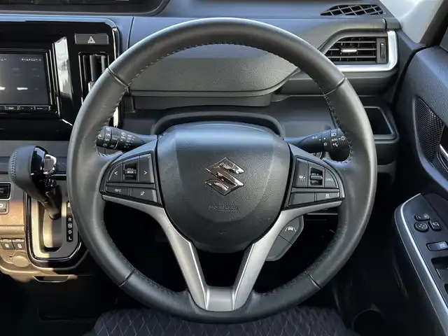 スズキ ソリオ バンディット HV MV 道央・札幌 2024(令6)年 1.5万km ピュアホワイトP ４WD/社外メモリーナビ/AM/FM/BT/スズキセーフティサポート/衝突被害軽減ブレーキ/横滑り防止装置/レーダークルーズコントロール/レーンキープアシスト/クリアランスソナー/バックカメラ/ETC/ドライブレコーダー/アイドリングストップ/両側パワースライドドア/前席シートヒーター/革巻きステアリング/ステアリングリモコン/プッシュスタート/スマートキー/LEDヘッドライト/オートライト/オートマチックハイビーム/フォグランプ/電動格納ミラー/ヒーテッドドアミラー/ウィンカーミラー/社外フロアマット/スペアキー