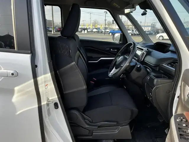 スズキ ソリオ バンディット HV MV 道央・札幌 2024(令6)年 1.5万km ピュアホワイトP ４WD/社外メモリーナビ/AM/FM/BT/スズキセーフティサポート/衝突被害軽減ブレーキ/横滑り防止装置/レーダークルーズコントロール/レーンキープアシスト/クリアランスソナー/バックカメラ/ETC/ドライブレコーダー/アイドリングストップ/両側パワースライドドア/前席シートヒーター/革巻きステアリング/ステアリングリモコン/プッシュスタート/スマートキー/LEDヘッドライト/オートライト/オートマチックハイビーム/フォグランプ/電動格納ミラー/ヒーテッドドアミラー/ウィンカーミラー/社外フロアマット/スペアキー