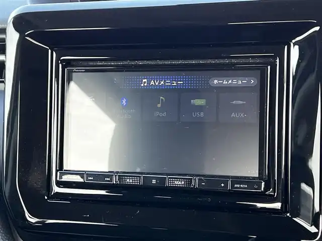 スズキ ソリオ バンディット HV MV 道央・札幌 2024(令6)年 1.5万km ピュアホワイトP ４WD/社外メモリーナビ/AM/FM/BT/スズキセーフティサポート/衝突被害軽減ブレーキ/横滑り防止装置/レーダークルーズコントロール/レーンキープアシスト/クリアランスソナー/バックカメラ/ETC/ドライブレコーダー/アイドリングストップ/両側パワースライドドア/前席シートヒーター/革巻きステアリング/ステアリングリモコン/プッシュスタート/スマートキー/LEDヘッドライト/オートライト/オートマチックハイビーム/フォグランプ/電動格納ミラー/ヒーテッドドアミラー/ウィンカーミラー/社外フロアマット/スペアキー