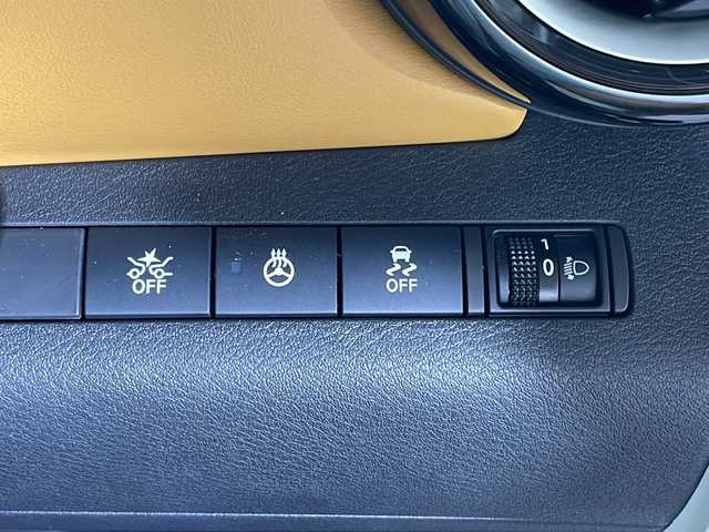 日産 キックス X ツートーンインテリアED 沖縄県 2021(令3)年 2.7万km ブリリアントホワイトパール/ピュアブラック 2トーン 県外仕入れ/禁煙車/純正８インチナビ/・ＣＤ／ＤＶＤ/・フルセグＴＶ／Ｂｌｕｅｔｏｏｔｈ/プロパイロット/アラウンドビューカメラ/レザーシート/純正１７インチアルミ　/シートヒーター/ビルトインETC/エマージェンシーブレーキ/インテリジェントルームミラー/ステアリングリモコン/スペアキー