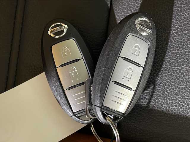 日産 キックス X ツートーンインテリアED 沖縄県 2021(令3)年 2.7万km ブリリアントホワイトパール/ピュアブラック 2トーン 県外仕入れ/禁煙車/純正８インチナビ/・ＣＤ／ＤＶＤ/・フルセグＴＶ／Ｂｌｕｅｔｏｏｔｈ/プロパイロット/アラウンドビューカメラ/レザーシート/純正１７インチアルミ　/シートヒーター/ビルトインETC/エマージェンシーブレーキ/インテリジェントルームミラー/ステアリングリモコン/スペアキー