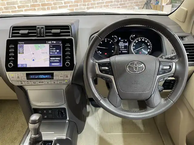 トヨタ ランドクルーザー プラド TX Lパッケージ 岩手県 2021(令3)年 5.5万km ホワイトパールクリスタルシャイン ワンオーナー/フルタイム４WD/ムーンルーフ/パノラミックビューモニター/マルチテレインモニター/本革シート/ルーフレール/トヨタセーフティセンス/プリクラッシュセーフティ/レーダークルーズコントロール/レーンディパーチャーアラート/ロードサインアシスト/オートマチックハイビーム/先行車発進告知機能/クリアランスソナー/ダウンヒルアシストコントロール/センターデフロック/パワーシート/シートヒーター/シートベンチレーション/純正ナビ/フルセグTV/ETC2.0/LEDヘッドランプ/フォグランプ/ウインドシールドデアイサー/リヤヒーターダクト/純正１９インチアルミホイール